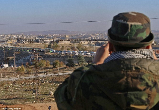Trận chiến Aleppo: Cận cảnh 4.000 phiến quân đầu hàng lũ lượt rời chiến địa ảnh 23