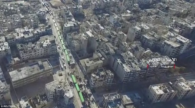 Trận chiến Aleppo: Cận cảnh 4.000 phiến quân đầu hàng lũ lượt rời chiến địa ảnh 25