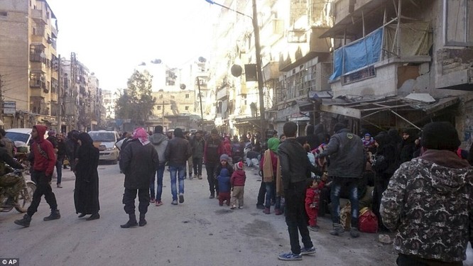 Trận chiến Aleppo: Cận cảnh 4.000 phiến quân đầu hàng lũ lượt rời chiến địa ảnh 31
