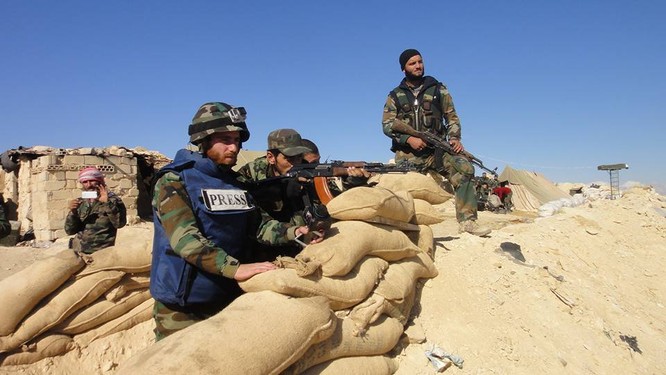 Trận chiến Palmyra: Pháo Syria khạc lửa dập nát hơn 40 tay súng IS ảnh 3