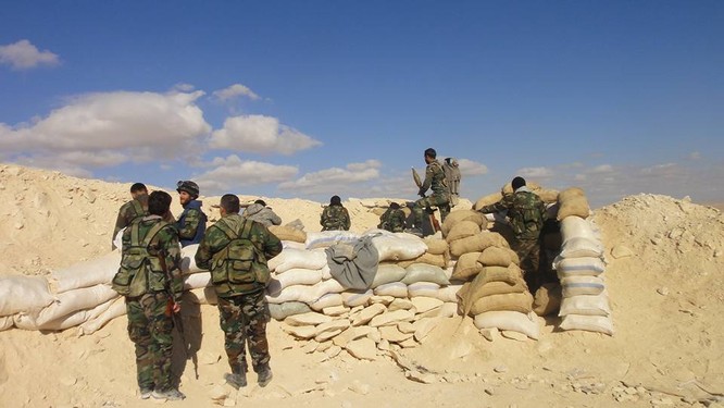 Trận chiến Palmyra: Pháo Syria khạc lửa dập nát hơn 40 tay súng IS ảnh 7