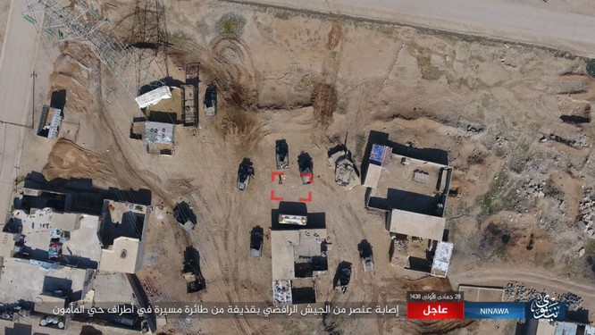 IS không kích bằng UAV, phá hủy xe thiết giáp Iraq ảnh 1