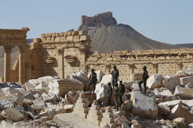 Chảo lửa Palmyra: Quân đội Syria đánh chiếm thành cổ, IS núng thế tháo chạy ảnh 5