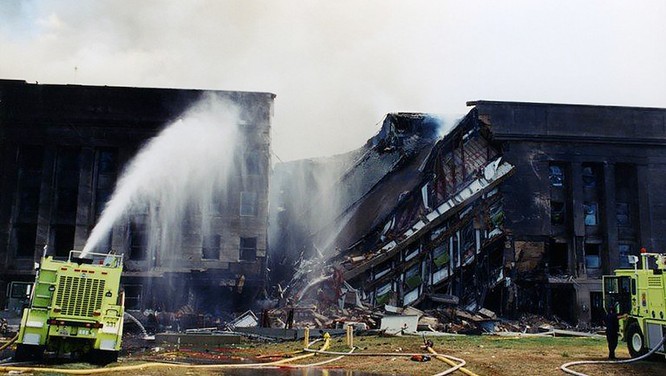 FBI công bố những bức ảnh chưa từng biết đến về vụ tấn công khủng bố Lầu Năm Góc ngày 11.9.2001 ảnh 4