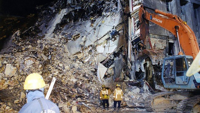 FBI công bố những bức ảnh chưa từng biết đến về vụ tấn công khủng bố Lầu Năm Góc ngày 11.9.2001 ảnh 8