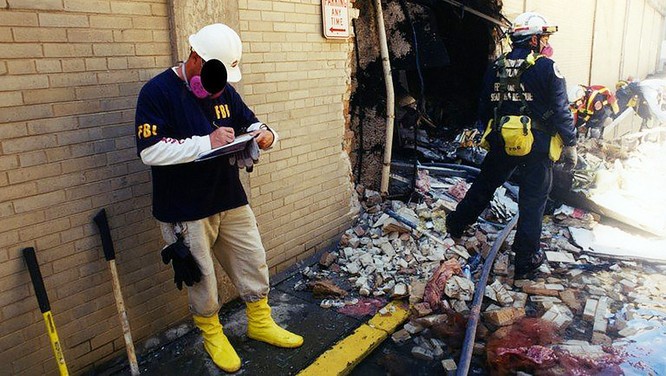 FBI công bố những bức ảnh chưa từng biết đến về vụ tấn công khủng bố Lầu Năm Góc ngày 11.9.2001 ảnh 14