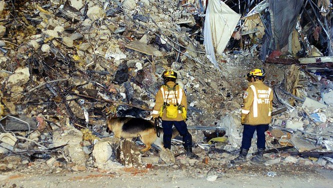 FBI công bố những bức ảnh chưa từng biết đến về vụ tấn công khủng bố Lầu Năm Góc ngày 11.9.2001 ảnh 15