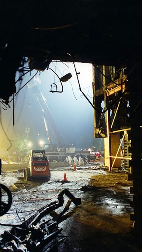FBI công bố những bức ảnh chưa từng biết đến về vụ tấn công khủng bố Lầu Năm Góc ngày 11.9.2001 ảnh 17