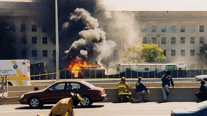 FBI công bố những bức ảnh chưa từng biết đến về vụ tấn công khủng bố Lầu Năm Góc ngày 11.9.2001 ảnh 21