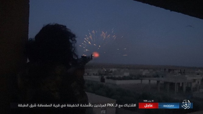 Mỹ hậu thuẫn người Kurd diệt hàng chục phiến quân IS ở Raqqa (video) ảnh 2