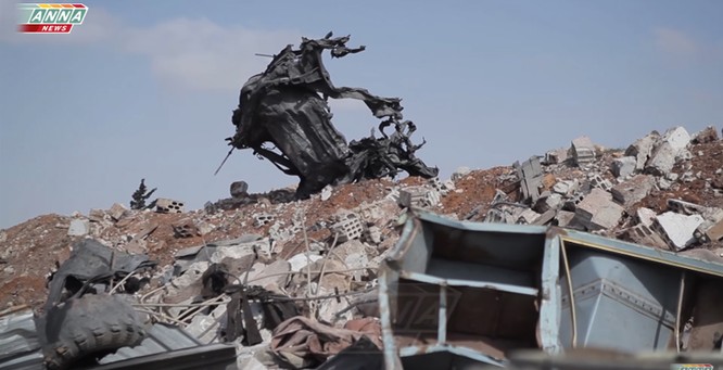 Cận cảnh đòn tập kích tên lửa Tomahawk Mỹ vào căn cứ không quân Syria (video) ảnh 1