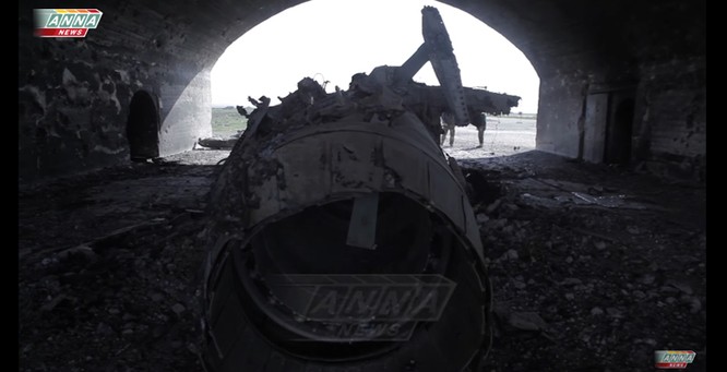 Cận cảnh đòn tập kích tên lửa Tomahawk Mỹ vào căn cứ không quân Syria (video) ảnh 2
