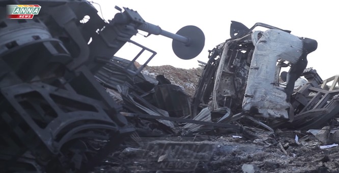 Cận cảnh đòn tập kích tên lửa Tomahawk Mỹ vào căn cứ không quân Syria (video) ảnh 7