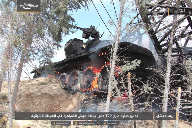 T-72 Nga bị bắn cháy, phe thánh chiến cầm chân quân Syria ở ngoại vi Damascus ảnh 1