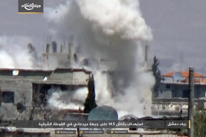 T-72 Nga bị bắn cháy, phe thánh chiến cầm chân quân Syria ở ngoại vi Damascus ảnh 3