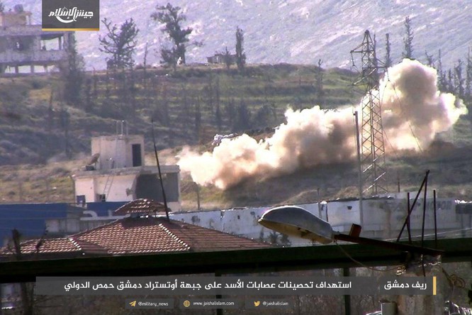 T-72 Nga bị bắn cháy, phe thánh chiến cầm chân quân Syria ở ngoại vi Damascus ảnh 4