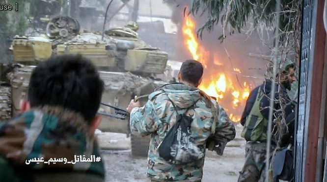 T-72 Nga bị bắn cháy, phe thánh chiến cầm chân quân Syria ở ngoại vi Damascus ảnh 7