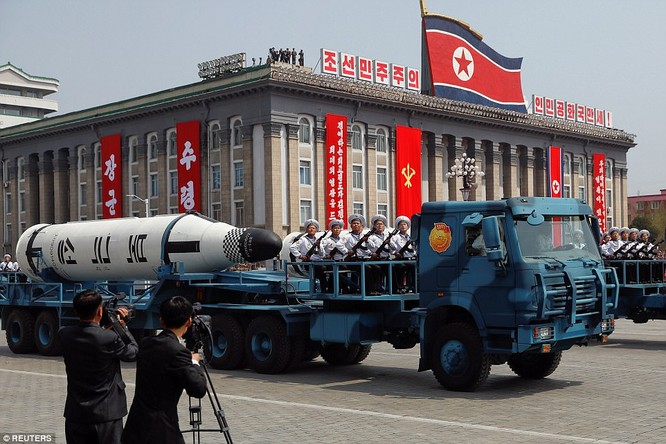 Tên lửa đạn đạo bắn từ tàu ngầm của Triều Tiên lần đầu được công khai