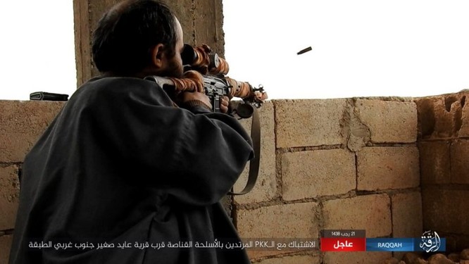 IS giãy giụa ở Raqqa, điên cuồng đánh bom tự sát (video) ảnh 8