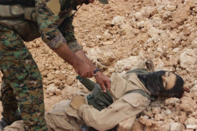 IS giãy giụa ở Raqqa, điên cuồng đánh bom tự sát (video) ảnh 11