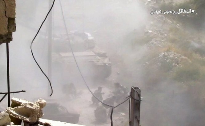 Quân đội Syria giao chiến ác liệt với phiến quân cố thủ ngoại vi Damascus (video) ảnh 6