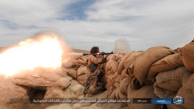 Chảo lửa Deir Ezzor: Vệ binh Syria nỗ lực phá vây IS (video) ảnh 2