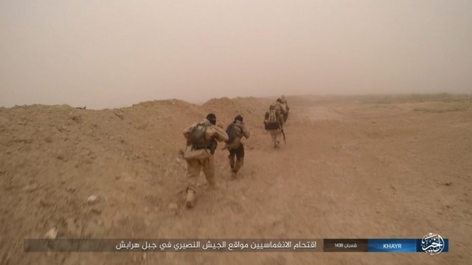 Chảo lửa Deir Ezzor: Vệ binh Syria nỗ lực phá vây IS (video) ảnh 4