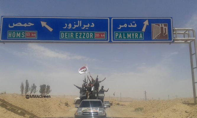 Bất chấp Mỹ không kích, quân đội Syria vẫn tiến về biên giới Iraq ảnh 1