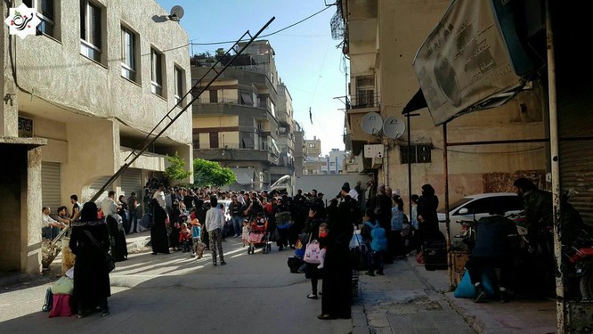 Hàng ngàn phiến quân Syria đầu hàng, di tản khỏi ngoại vi Damascus (video) ảnh 3