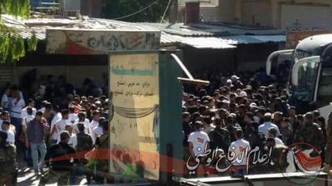 Hàng ngàn phiến quân Syria đầu hàng, di tản khỏi ngoại vi Damascus (video) ảnh 6