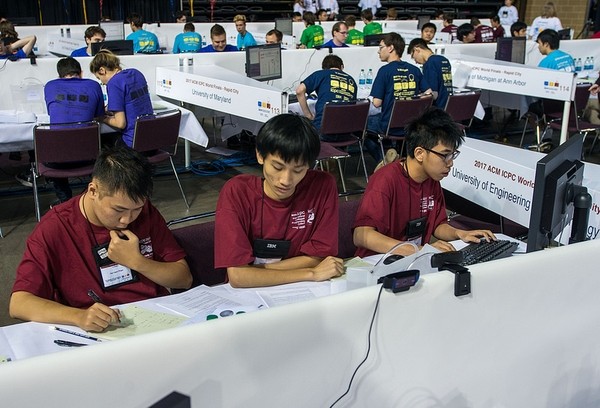 Đội tuyển Linux, Đại học Công nghệ - Đại học Quốc gia Hà Nội đang làm bài thi