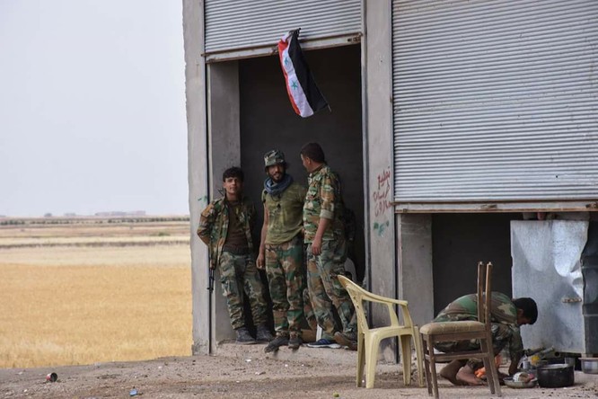 “Hổ Syria” đè bẹp IS, chỉ còn cách thị trấn cửa ngõ Raqqa 3km (video +ảnh) ảnh 13