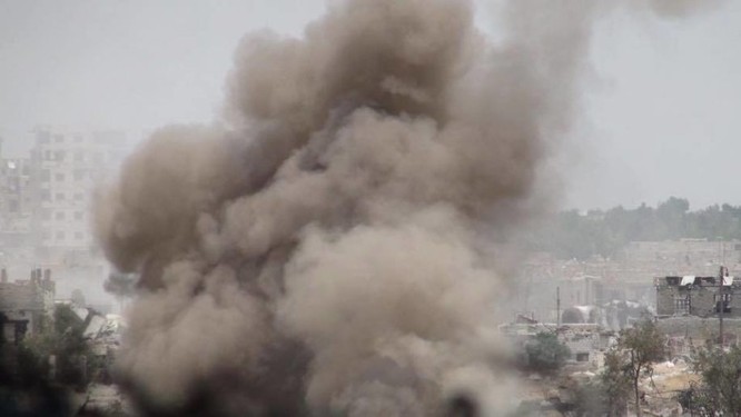 Quân đội Syria trút bão lửa vào hai căn cứ phiến quân ngoại vi Damascus ảnh 4