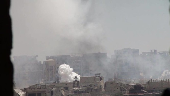 Quân đội Syria trút bão lửa vào hai căn cứ phiến quân ngoại vi Damascus ảnh 7