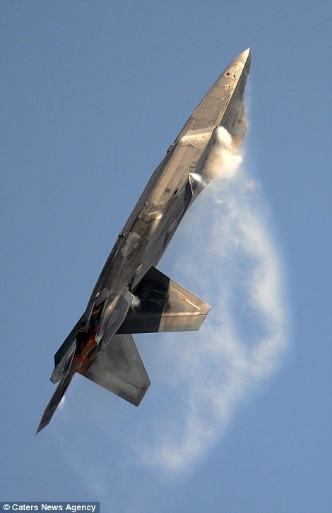 Mãn nhãn F-22 khoe kỹ năng bay siêu cấp ảnh 5