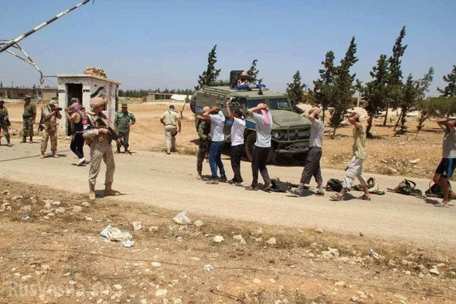 Phiến quân Syria lũ lượt nộp vũ khí ra hàng tại Hama ảnh 5