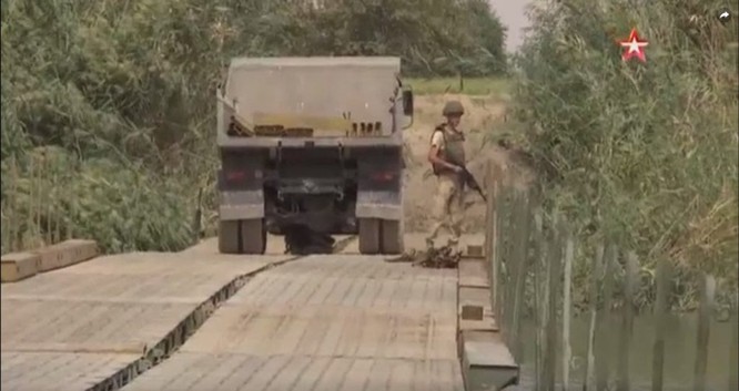 Nga lập cầu dã chiến tiếp vận quân đội Syria đánh IS ở Deir Ezzor ảnh 5