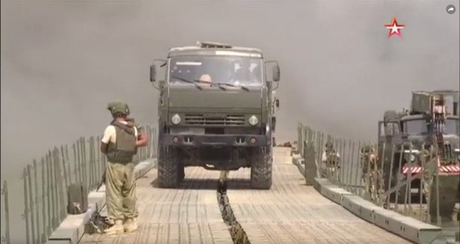 Nga lập cầu dã chiến tiếp vận quân đội Syria đánh IS ở Deir Ezzor ảnh 6