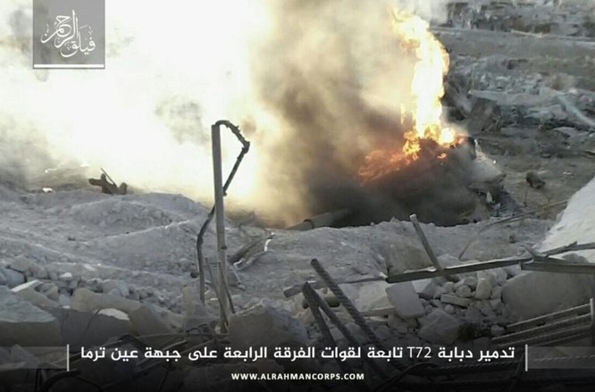 Sập bẫy phục kích toán phiến quân mất mạng, tăng T-72 Syria bị bắn cháy (video) ảnh 1