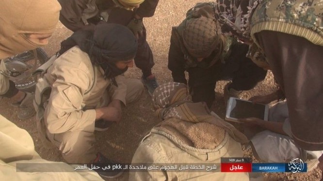 IS bất ngờ "trở giáo" tung đòn đánh người Kurd tại mỏ dầu chiến lược Al-Omar ảnh 2