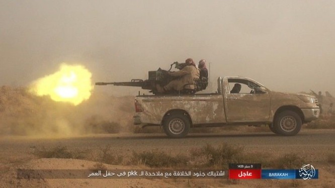 IS bất ngờ "trở giáo" tung đòn đánh người Kurd tại mỏ dầu chiến lược Al-Omar ảnh 4