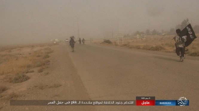 IS bất ngờ "trở giáo" tung đòn đánh người Kurd tại mỏ dầu chiến lược Al-Omar ảnh 13