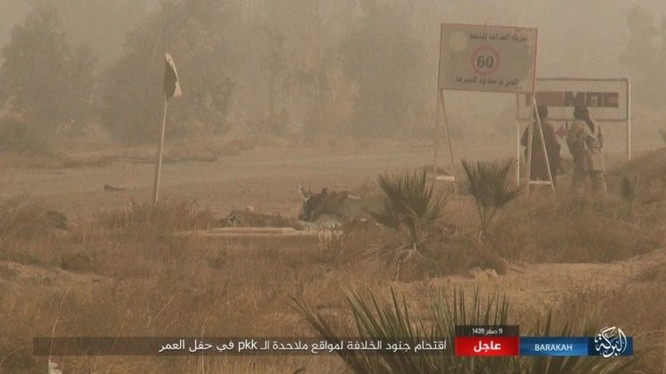 IS bất ngờ "trở giáo" tung đòn đánh người Kurd tại mỏ dầu chiến lược Al-Omar ảnh 17