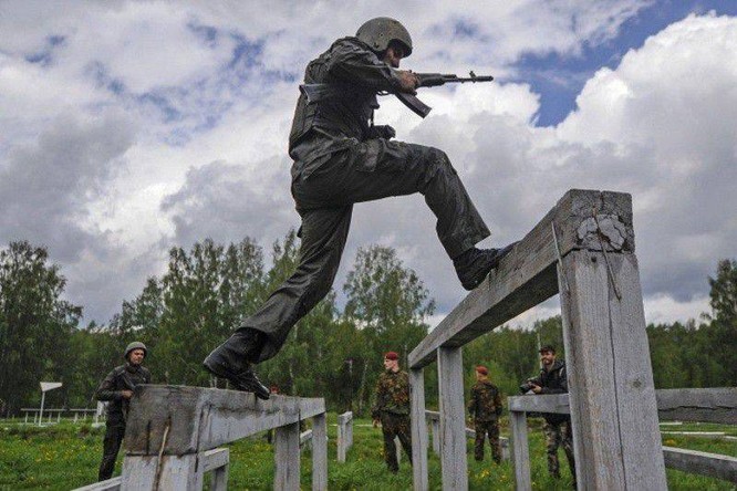 Nghẹt thở xem Nga rèn lính đặc nhiệm “mũ đỏ” (ảnh - video) ảnh 4