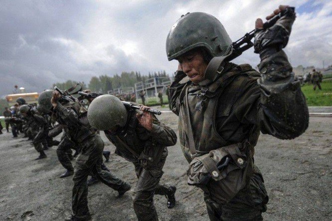 Nghẹt thở xem Nga rèn lính đặc nhiệm “mũ đỏ” (ảnh - video) ảnh 6