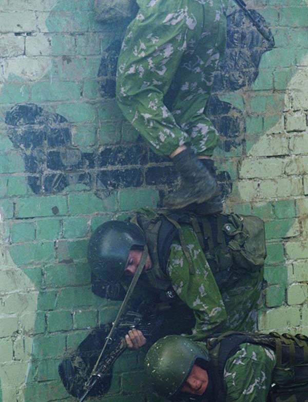 Nghẹt thở xem Nga rèn lính đặc nhiệm “mũ đỏ” (ảnh - video) ảnh 18