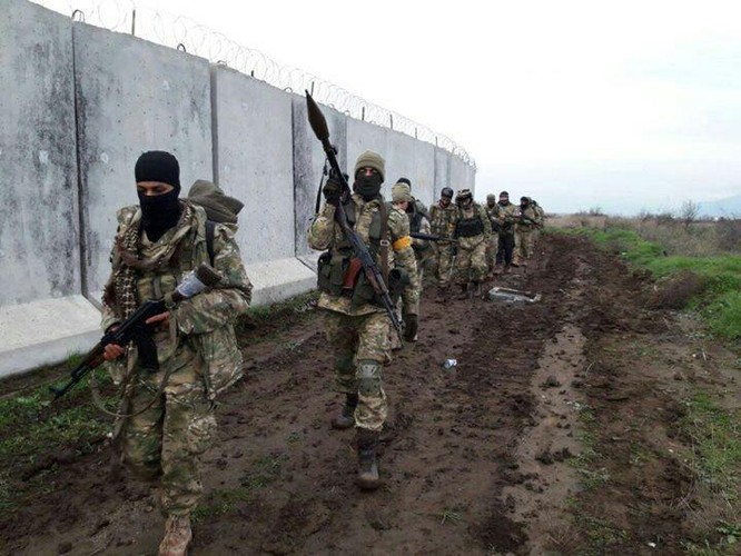 Thổ Nhĩ Kỳ tung đòn dữ dội, người Kurd Syria trả đũa bằng tên lửa, bắn hạ xe tăng ảnh 2