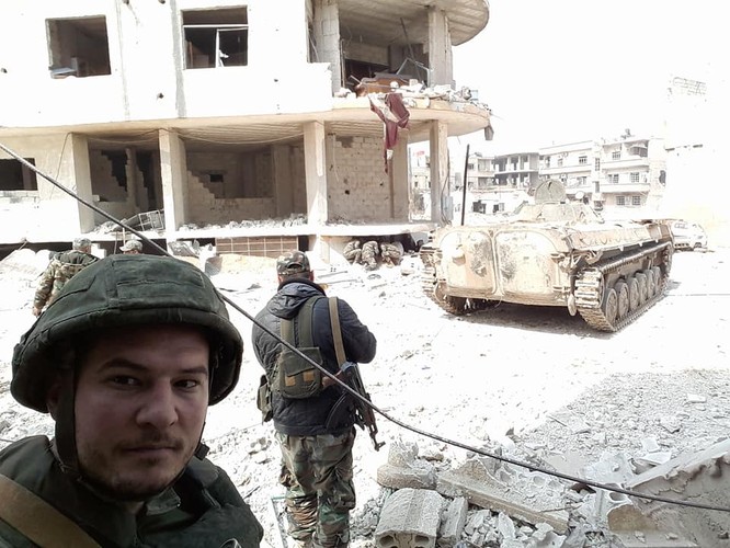 “Hổ Syria” xung trận chiếm thị trấn chiến lược ở Đông Ghouta sau hai ngày giao chiến sinh tử ảnh 8