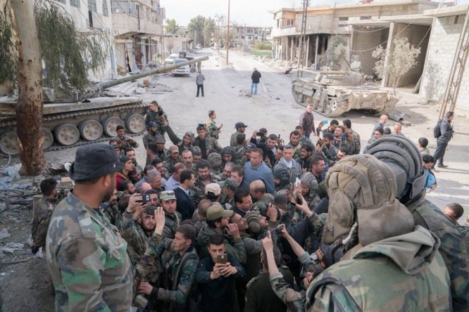 Quân đội Syria ép phe nổi dậy đang nguy khốn đầu hàng, tổng thống Assad thăm Đông Ghouta ảnh 2