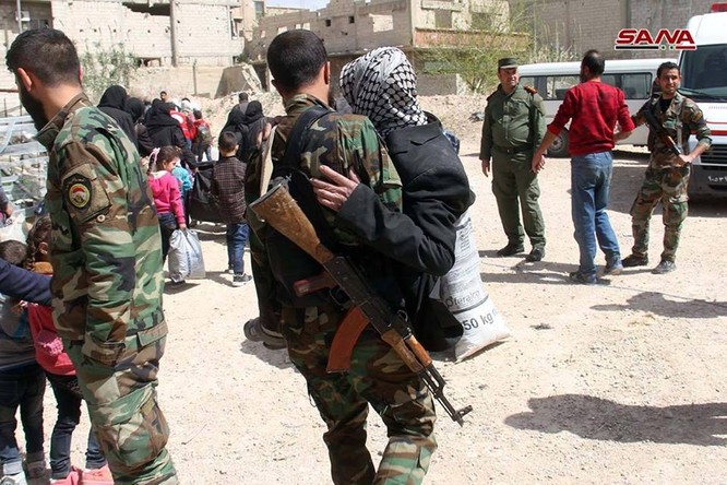  Phe thánh chiến đầu hàng lũ lượt di tản về Idlib, quân đội Syria tiến vào tiếp quản Đông Ghouta ảnh 2
